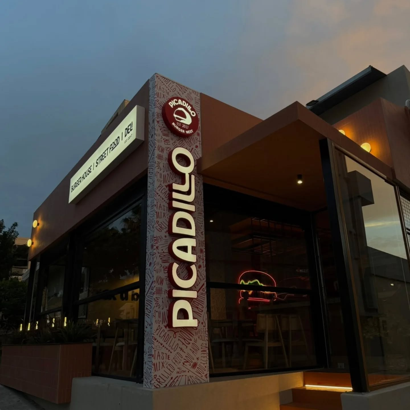 Το εξωτερικό του Picadillo Burger Nest στη Λ. Κνωσσού